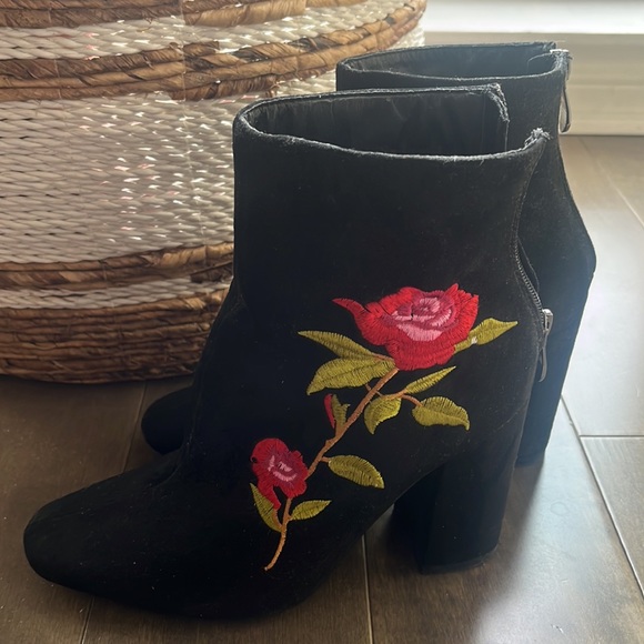 FLORAL BLACK BOOTIES - Picture 2 of 4